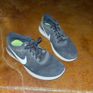 Black Nike Tennis shoes